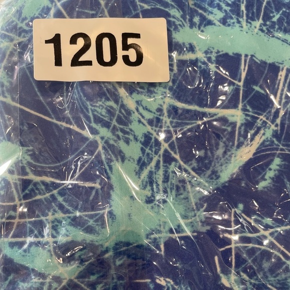 Reebok Woman's Sports Bra Size in Photos Blue Marble
High Neck Feminine Sporty - Picture 7 of 7